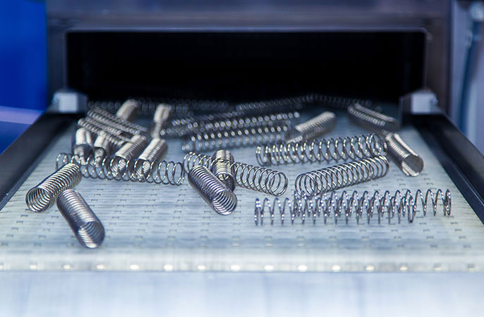 Compressions springs under heat treatment