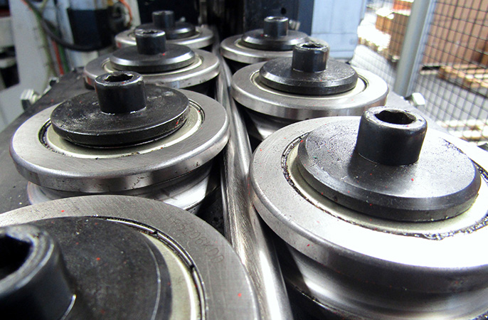 Wire feeding system on spring machine